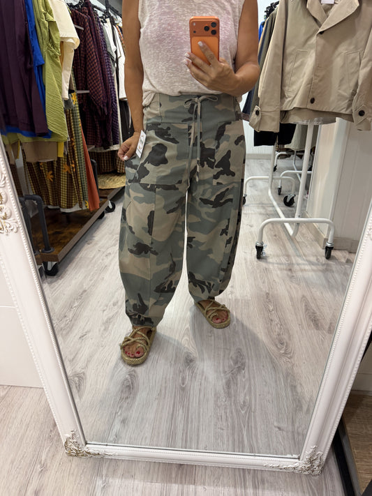 Pantalón Barrel camuflaje beige