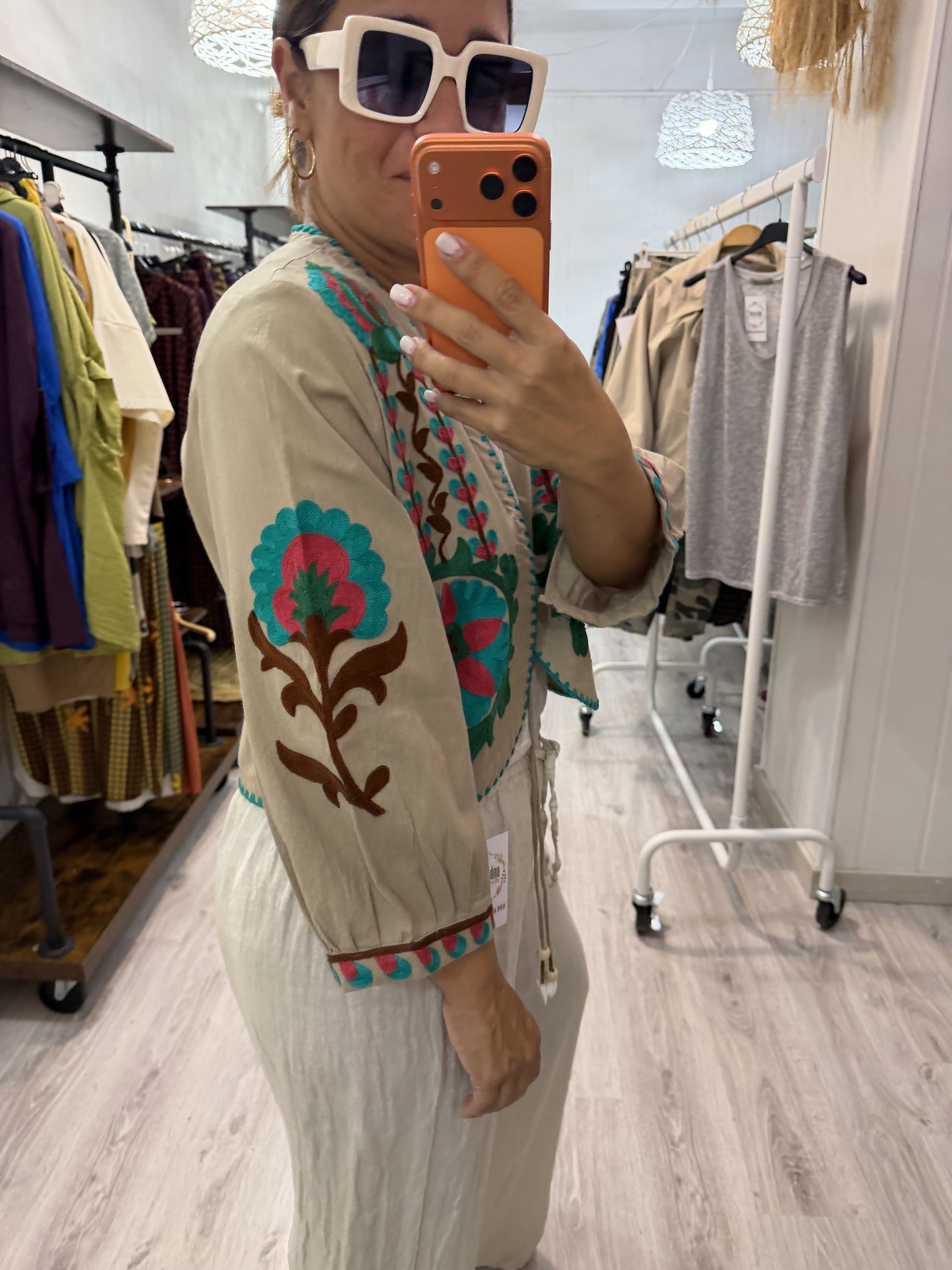 Chaqueta Boho bordada buganvilla beige