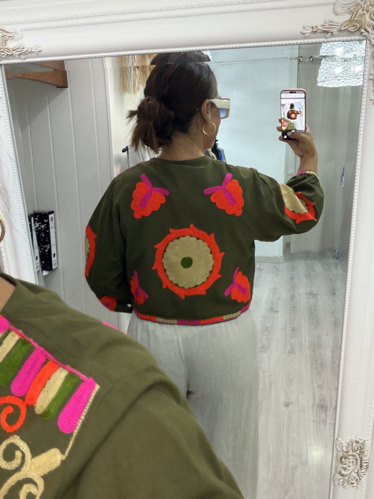 Chaqueta Boho bordada camelia kaki