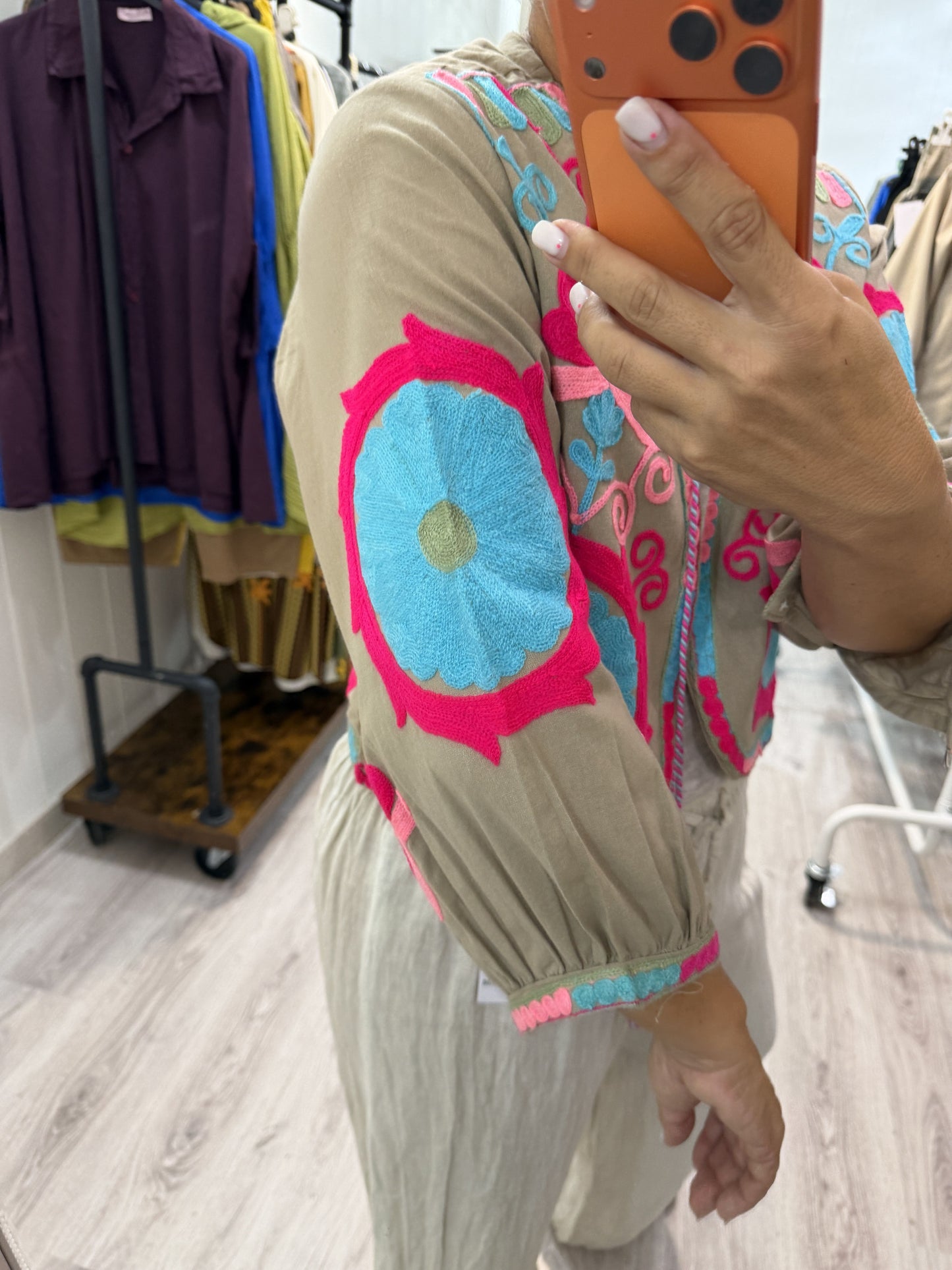 Chaqueta Boho bordada camelia beige