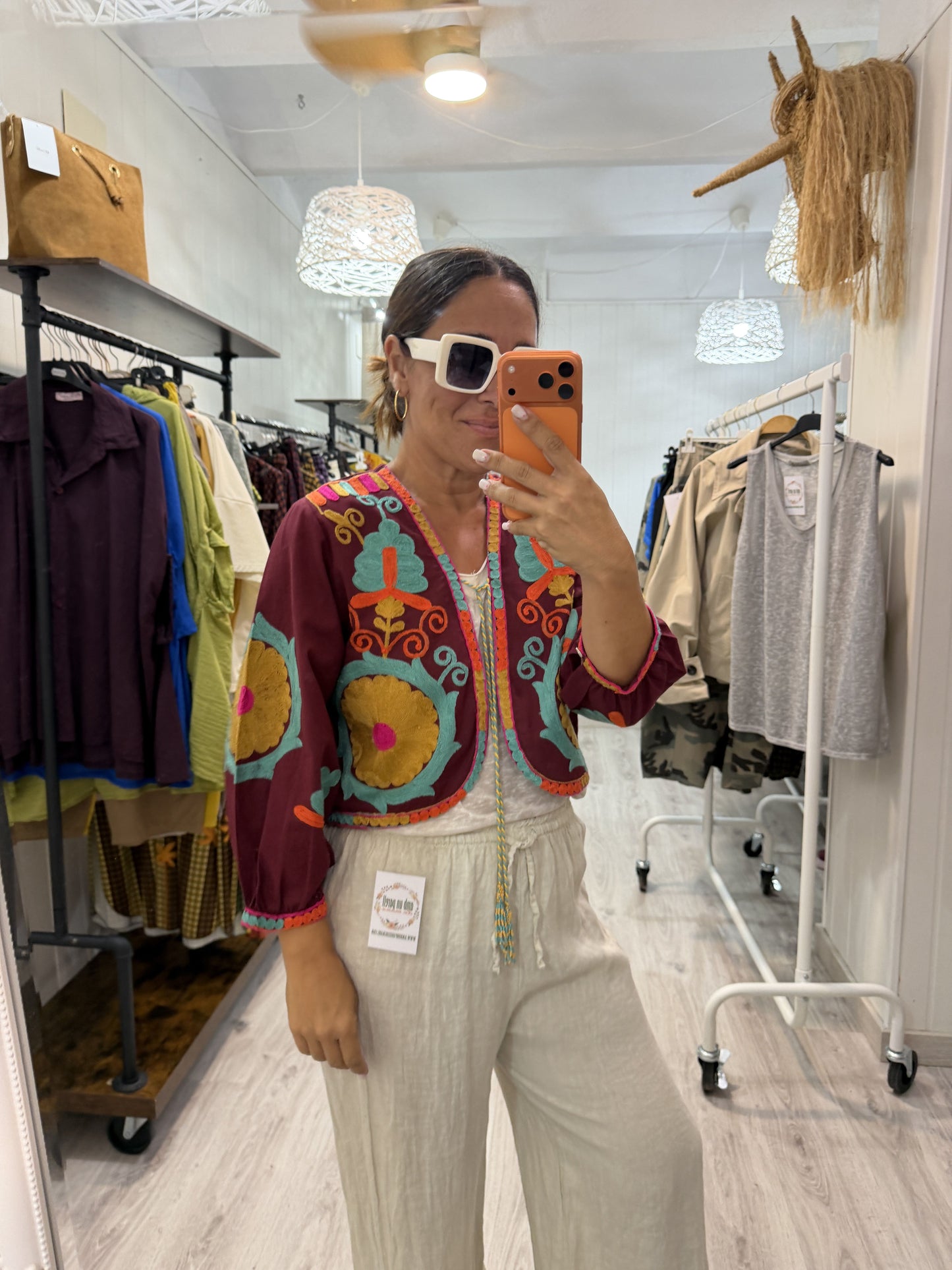 Chaqueta Boho bordada camelia burdeos