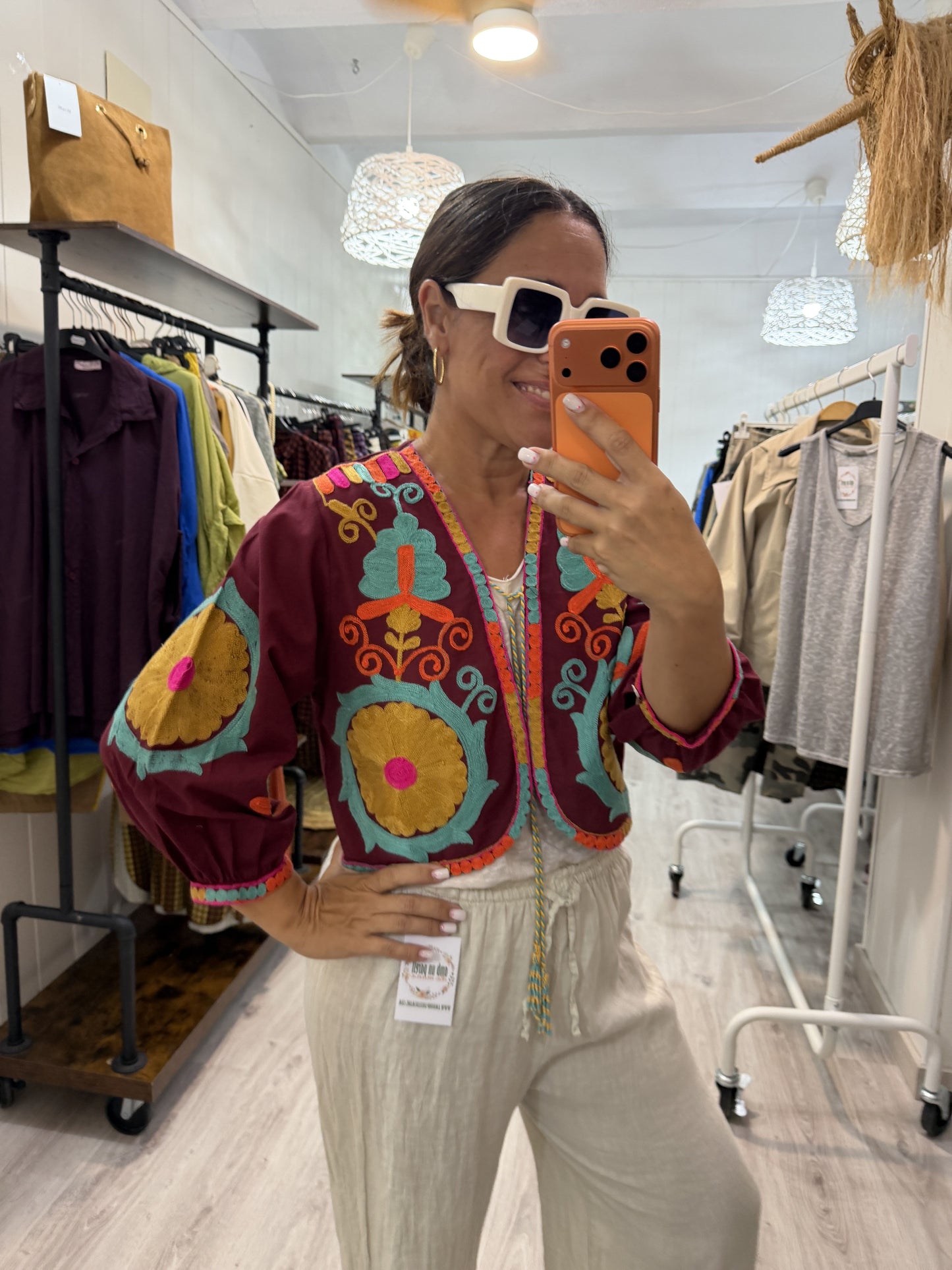 Chaqueta Boho bordada camelia burdeos
