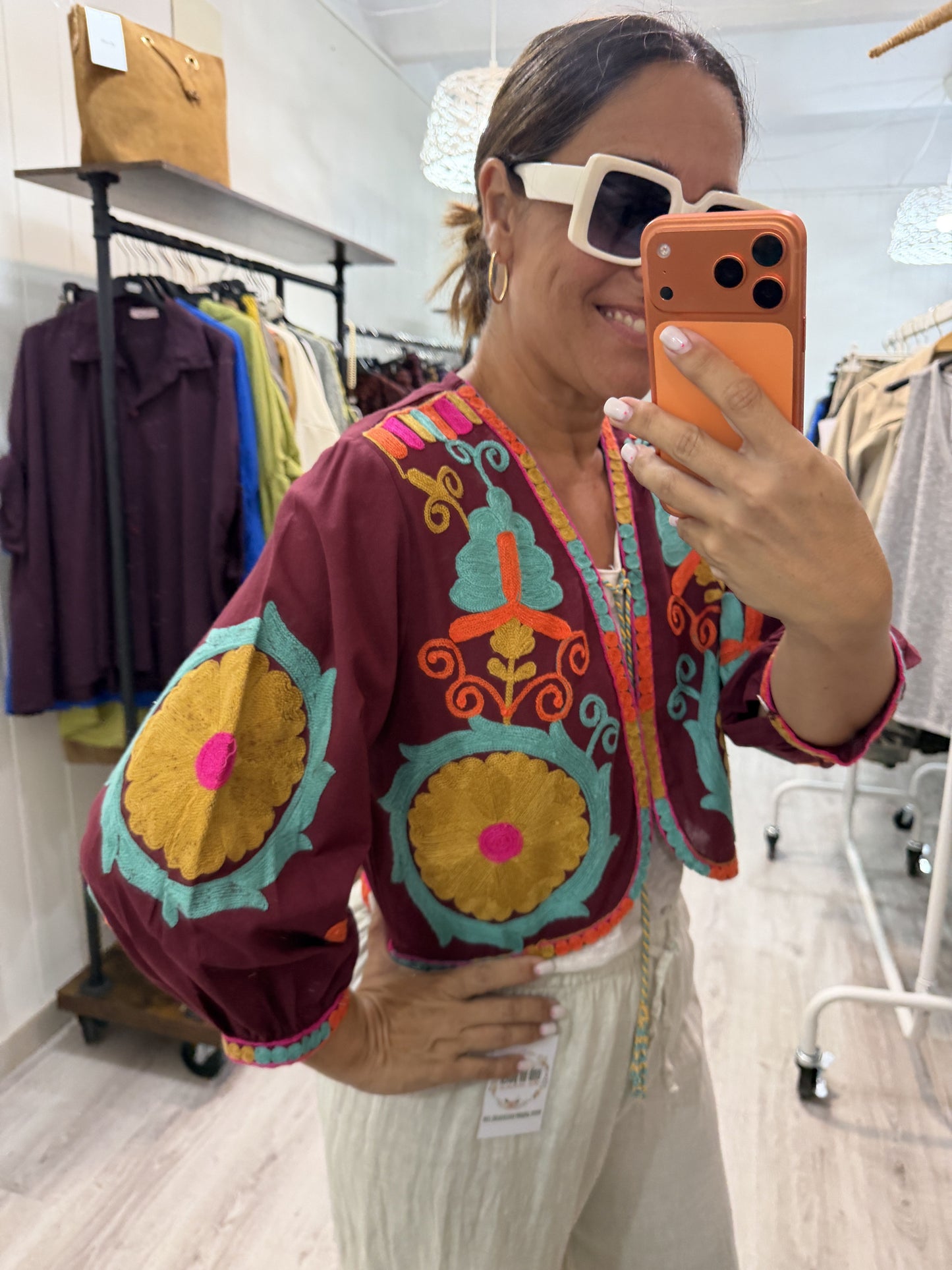 Chaqueta Boho bordada camelia burdeos