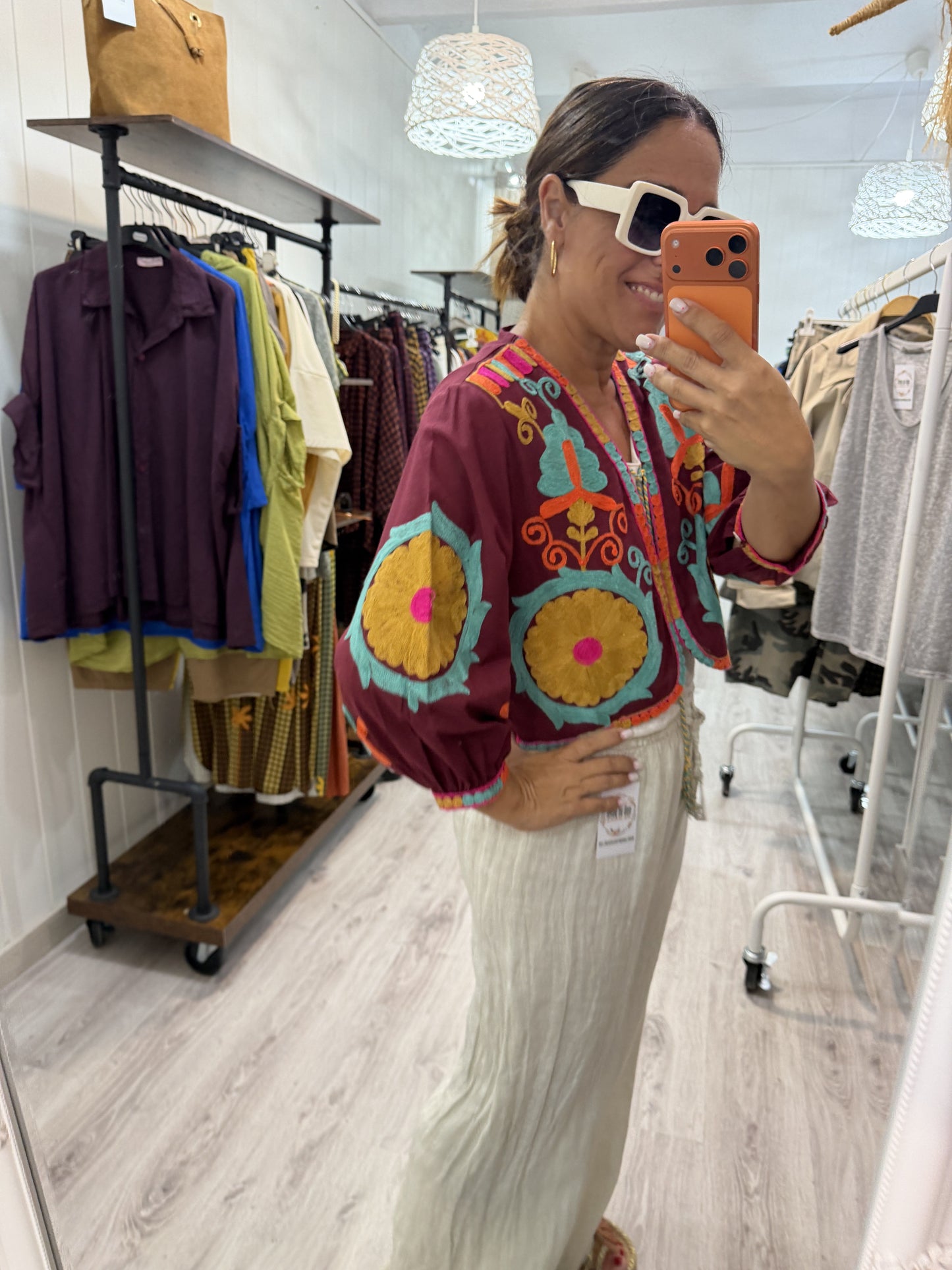 Chaqueta Boho bordada camelia burdeos