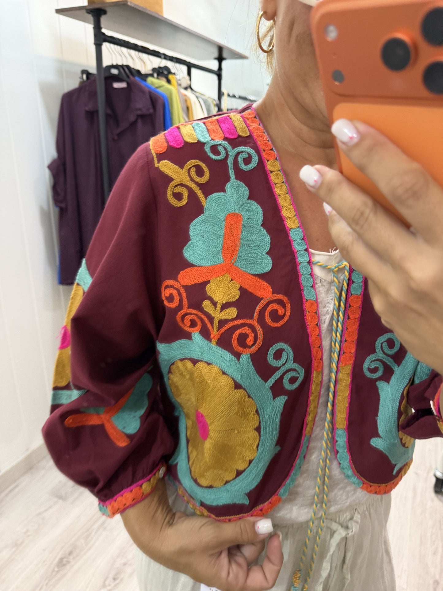Chaqueta Boho bordada camelia burdeos