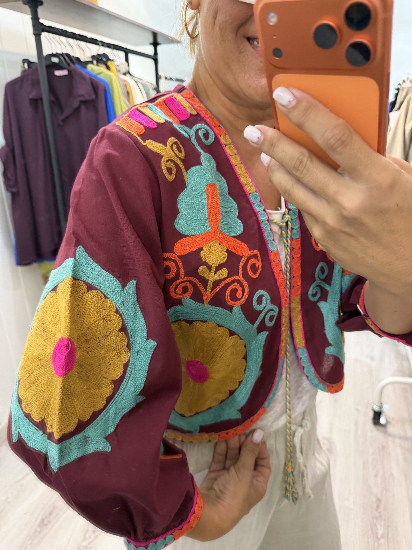 Chaqueta Boho bordada camelia burdeos