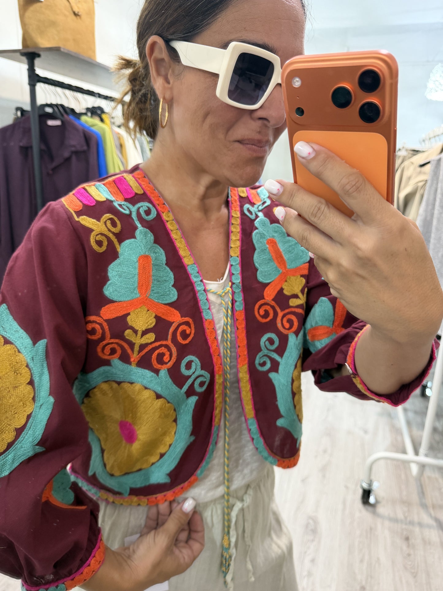 Chaqueta Boho bordada camelia burdeos