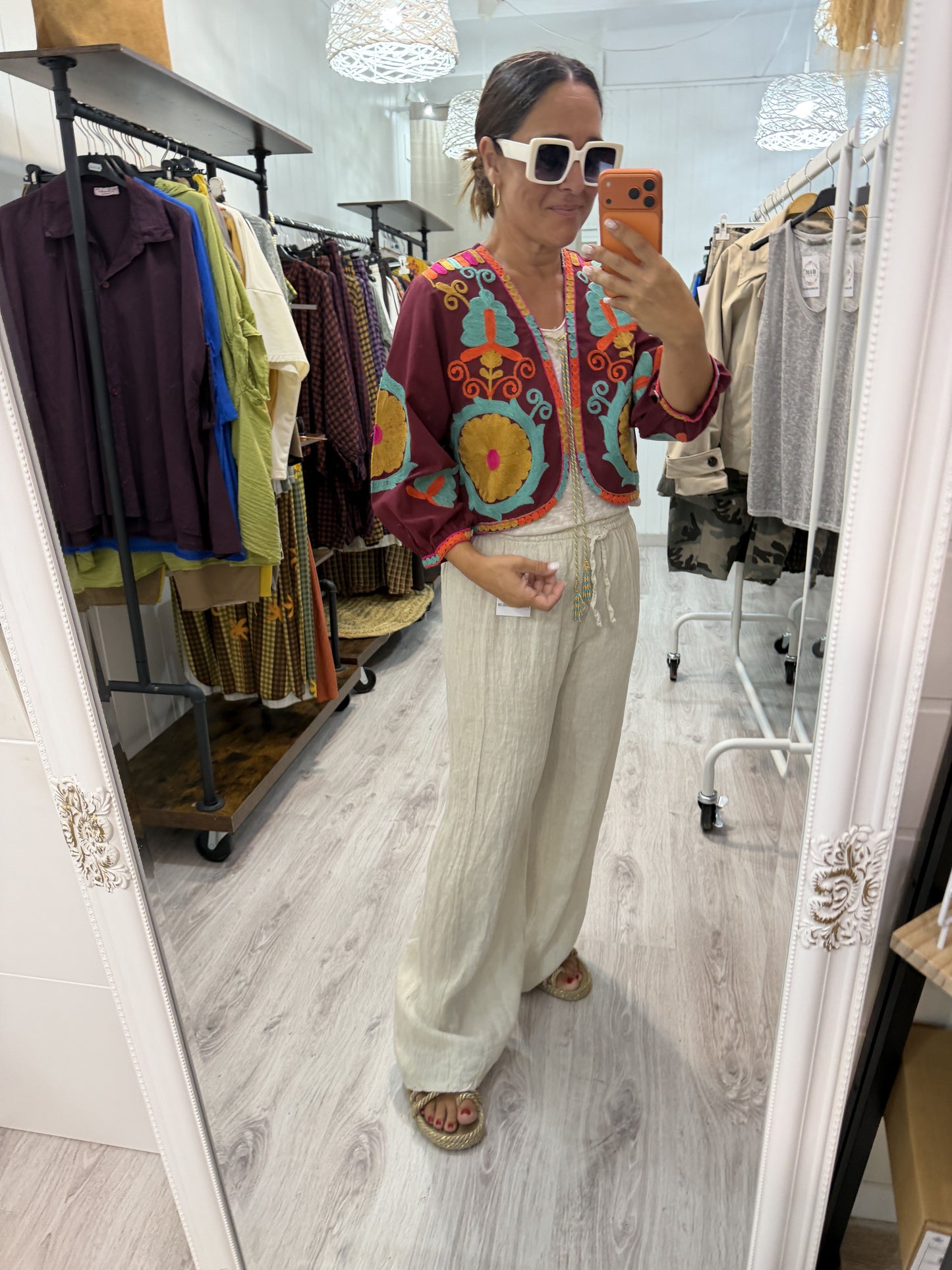 Chaqueta Boho bordada camelia burdeos