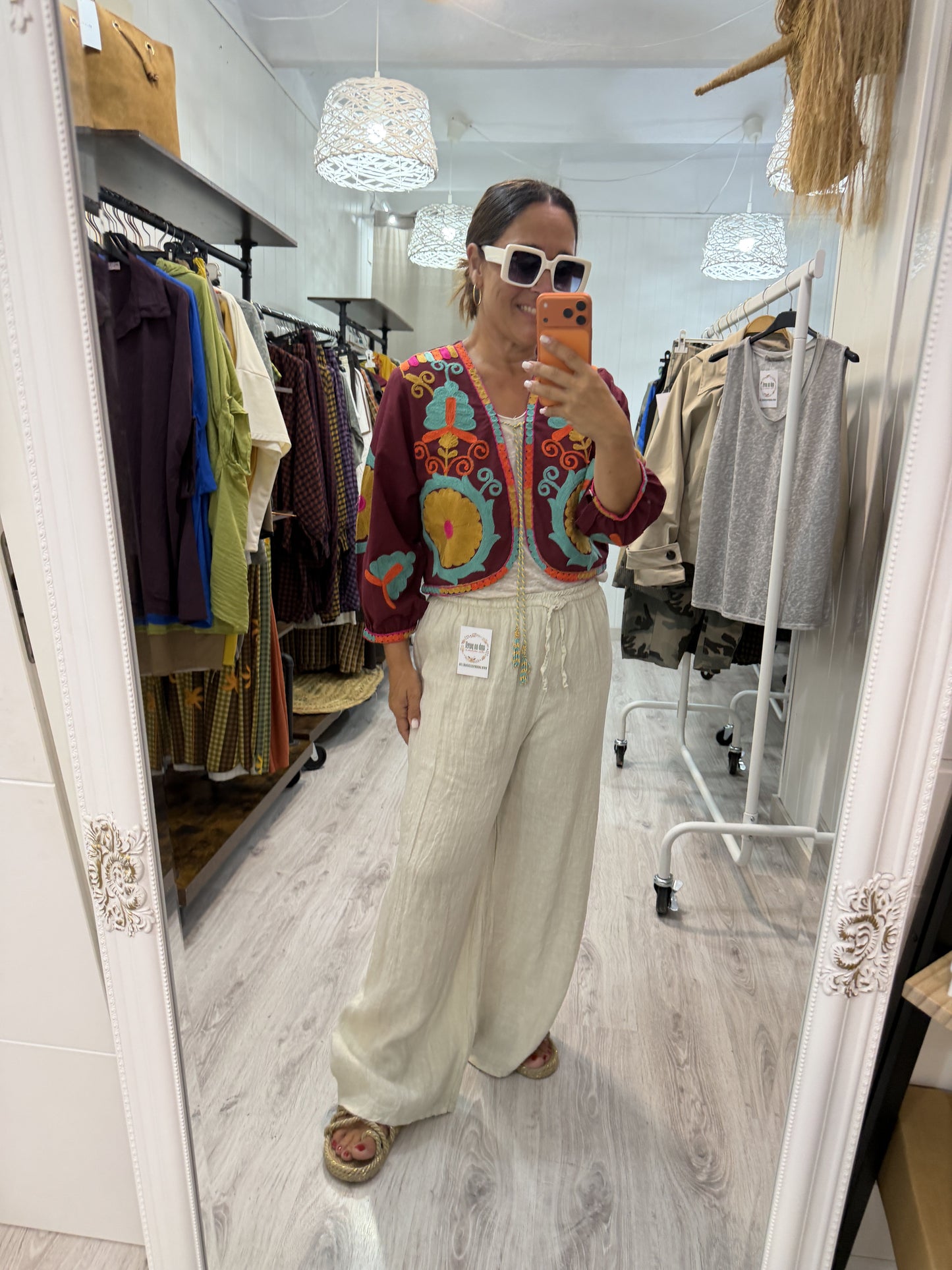 Chaqueta Boho bordada camelia burdeos