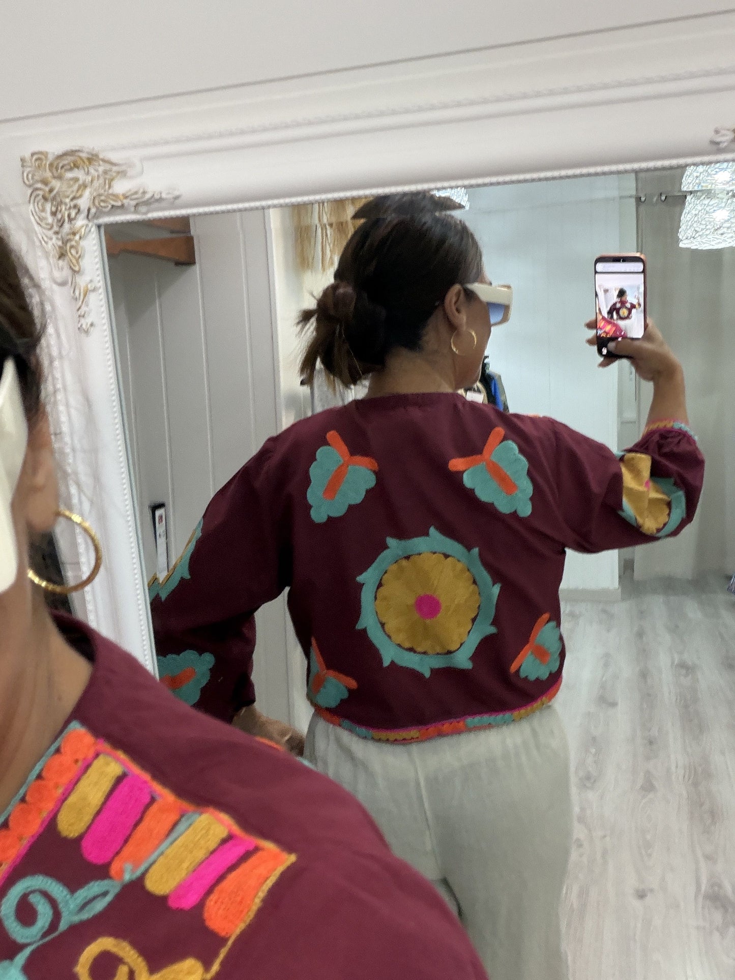Chaqueta Boho bordada camelia burdeos