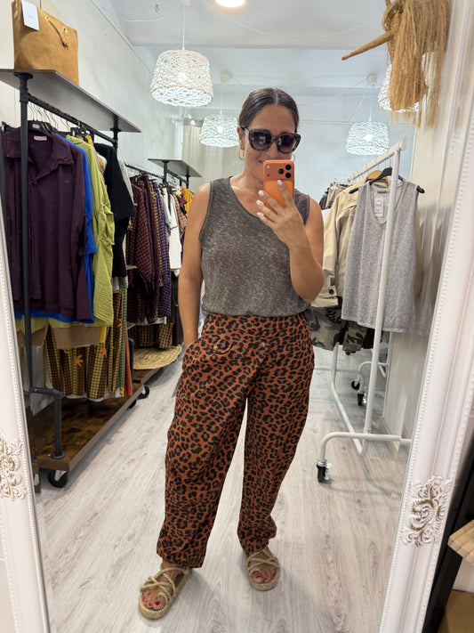 Pantalón Kukoi animal print caldera