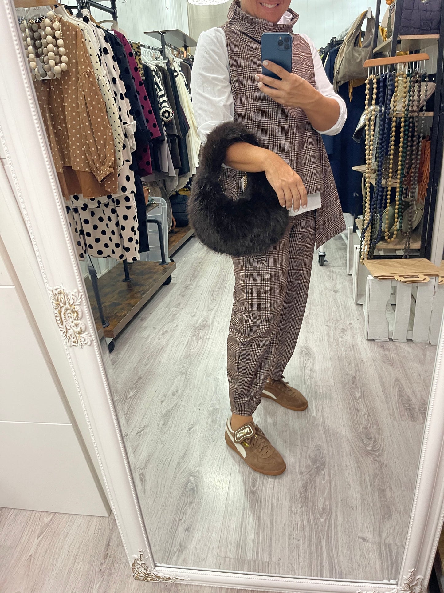 Bolso Fluffy mini chocolate - con cadena bandolera