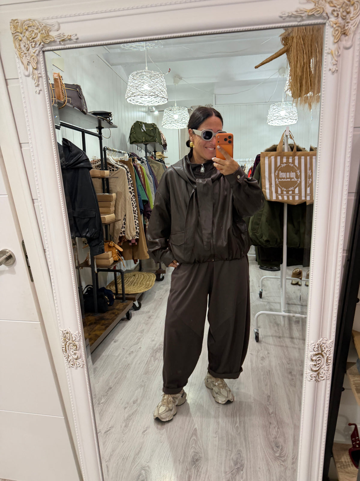 CHAQUETA ARI ECOPIEL CAPUCHA LAZADA EXTRAÍBLE CHOCOLATE