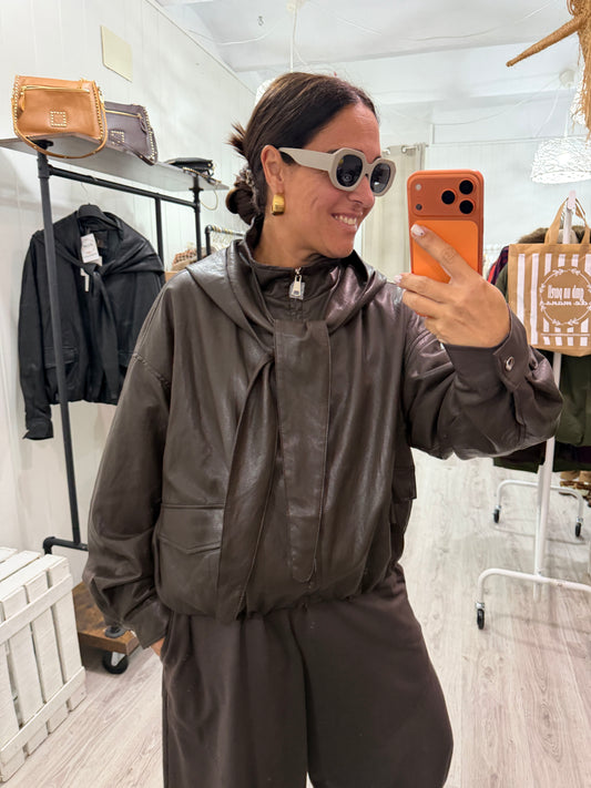 Chaqueta Ari ecopiel capucha lazada extraíble chocolate