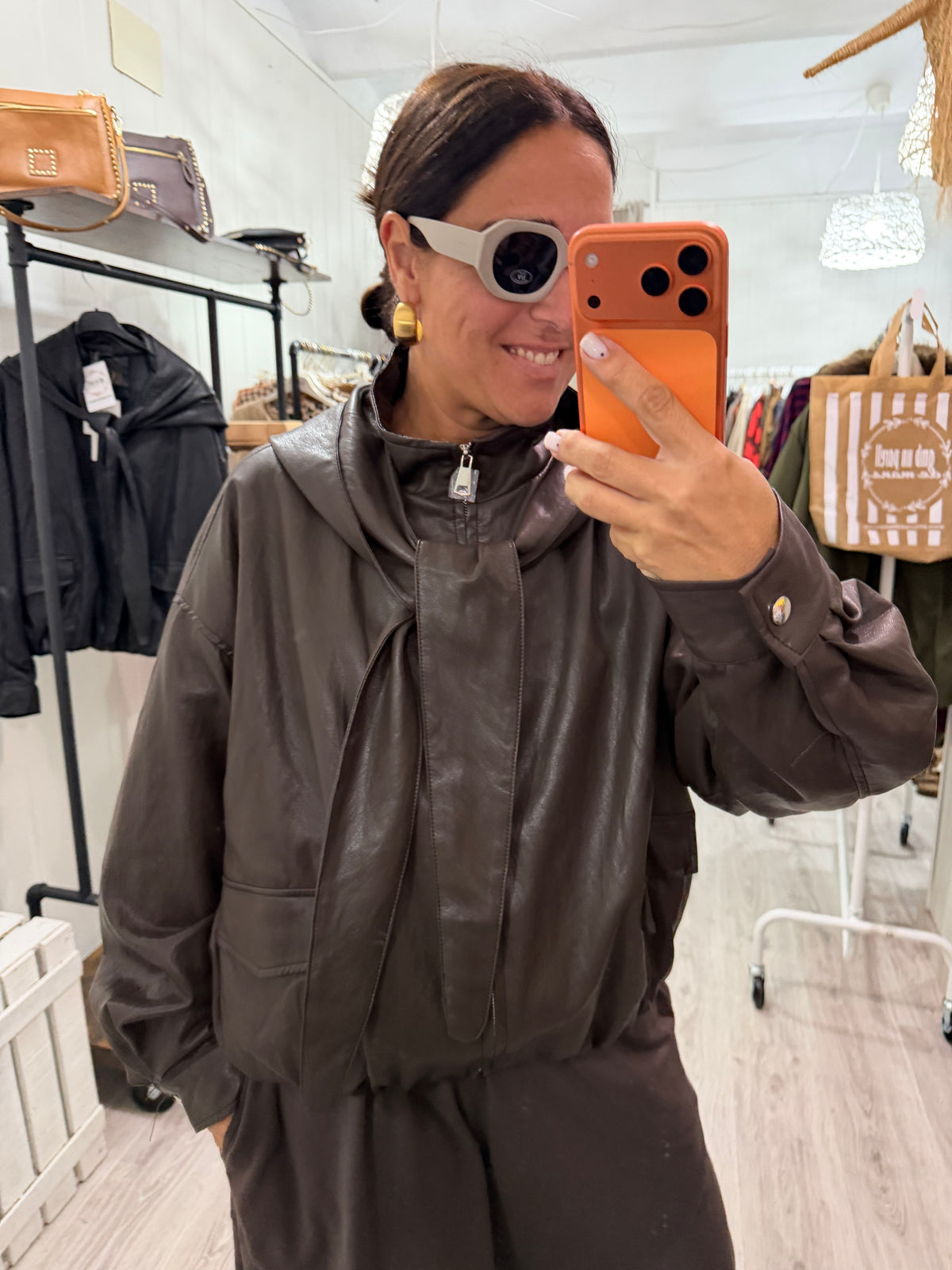 CHAQUETA ARI ECOPIEL CAPUCHA LAZADA EXTRAÍBLE CHOCOLATE
