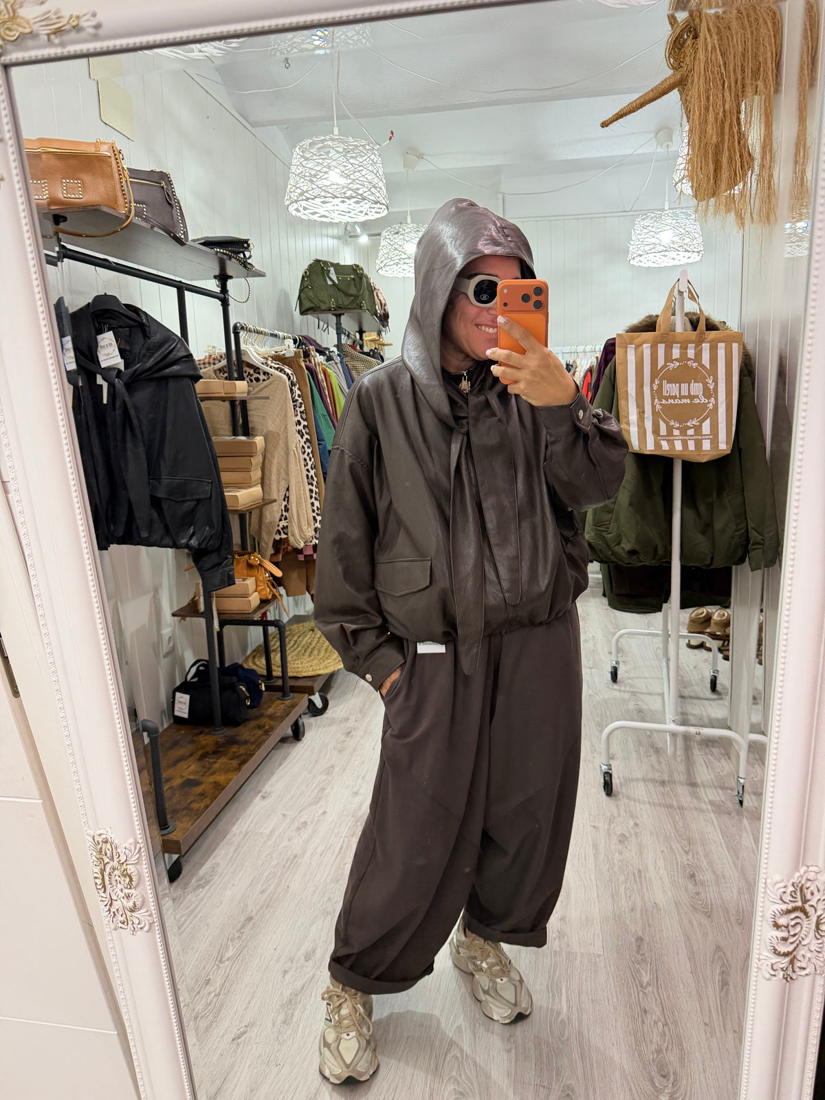 CHAQUETA ARI ECOPIEL CAPUCHA LAZADA EXTRAÍBLE CHOCOLATE