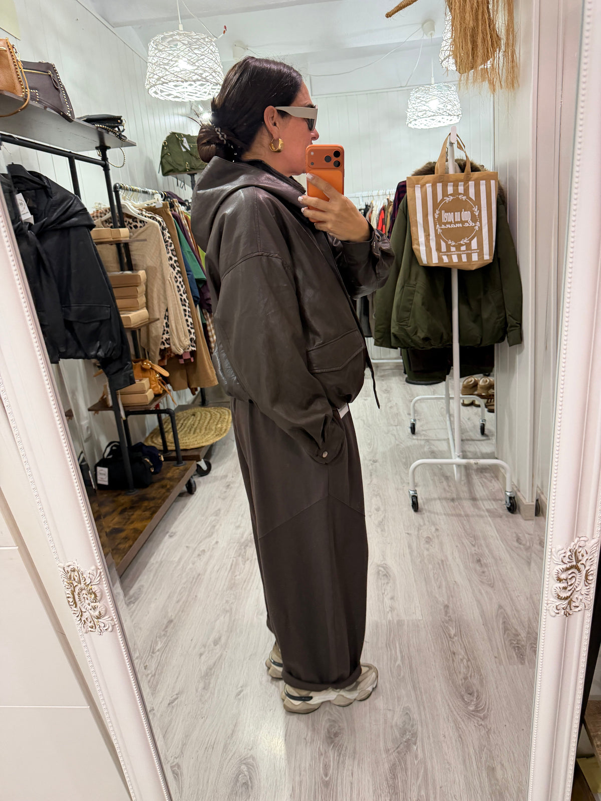 CHAQUETA ARI ECOPIEL CAPUCHA LAZADA EXTRAÍBLE CHOCOLATE