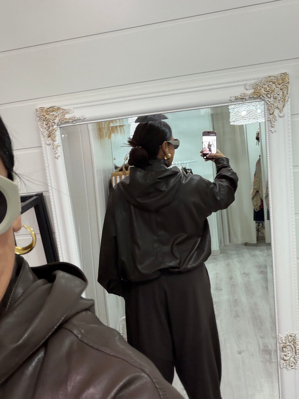 CHAQUETA ARI ECOPIEL CAPUCHA LAZADA EXTRAÍBLE CHOCOLATE