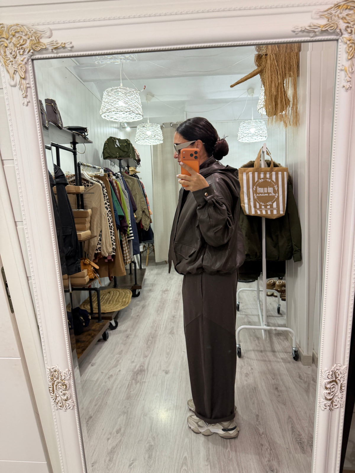CHAQUETA ARI ECOPIEL CAPUCHA LAZADA EXTRAÍBLE CHOCOLATE