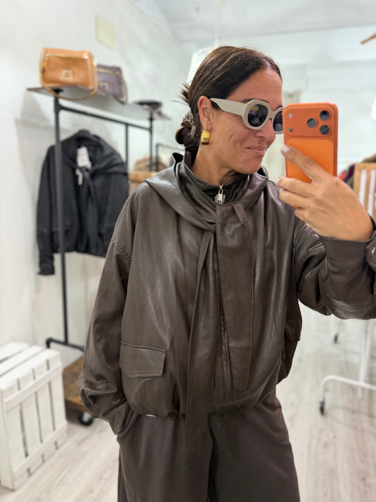 CHAQUETA ARI ECOPIEL CAPUCHA LAZADA EXTRAÍBLE CHOCOLATE