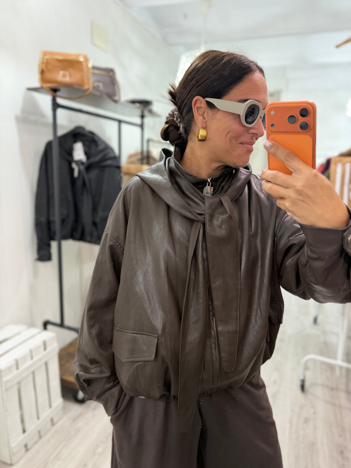 CHAQUETA ARI ECOPIEL CAPUCHA LAZADA EXTRAÍBLE CHOCOLATE