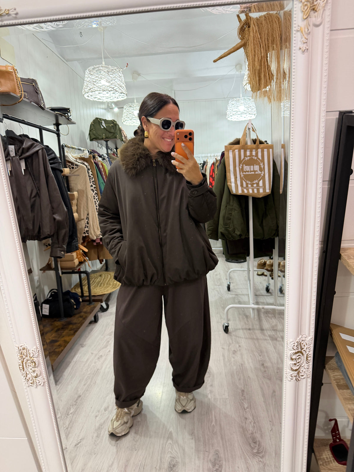 CHAQUETA ARI ECOPIEL CAPUCHA LAZADA EXTRAÍBLE CHOCOLATE
