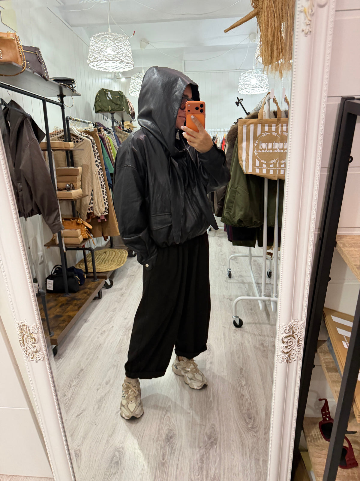 CHAQUETA ARI ECOPIEL CAPUCHA LAZADA EXTRAÍBLE NEGRO