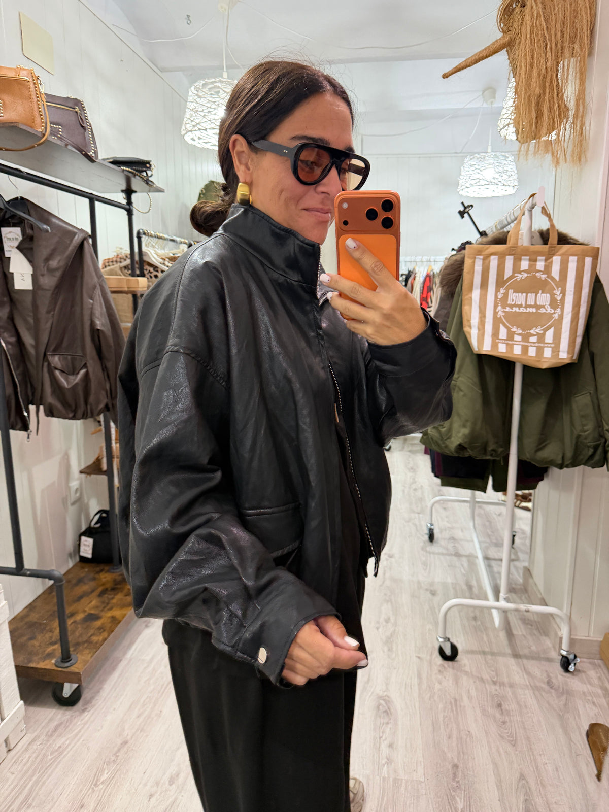 CHAQUETA ARI ECOPIEL CAPUCHA LAZADA EXTRAÍBLE NEGRO