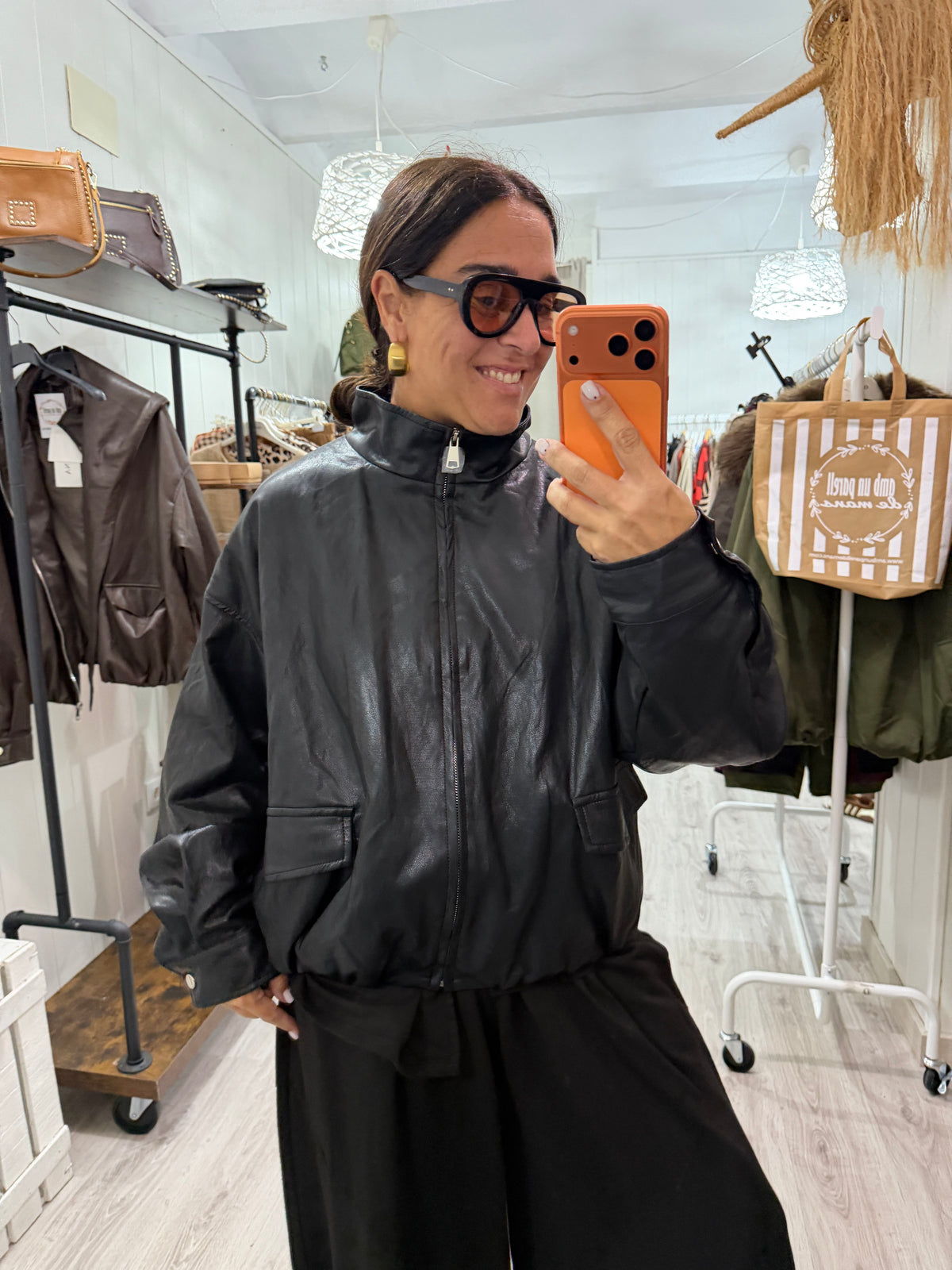 CHAQUETA ARI ECOPIEL CAPUCHA LAZADA EXTRAÍBLE NEGRO