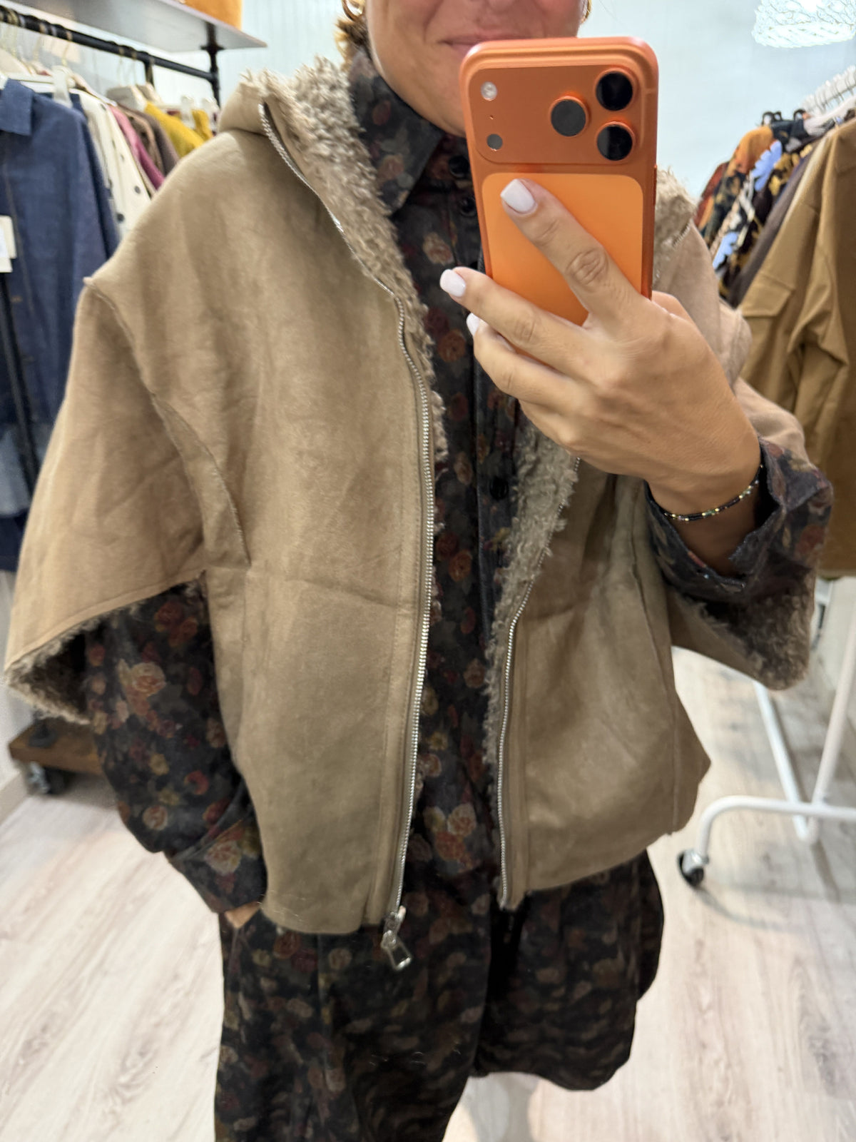 Poncho reversible borreguito y antelina taupe