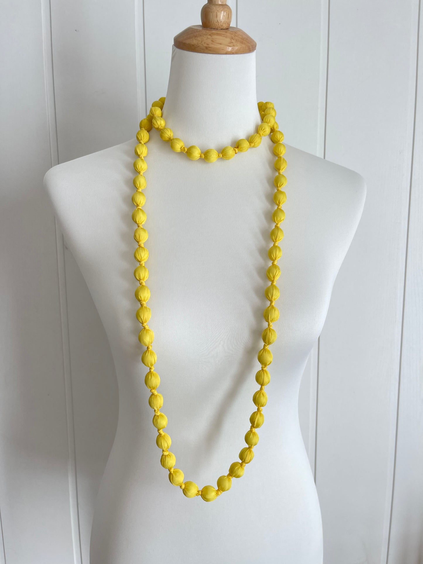 Maxi collar bolas seda amarillo