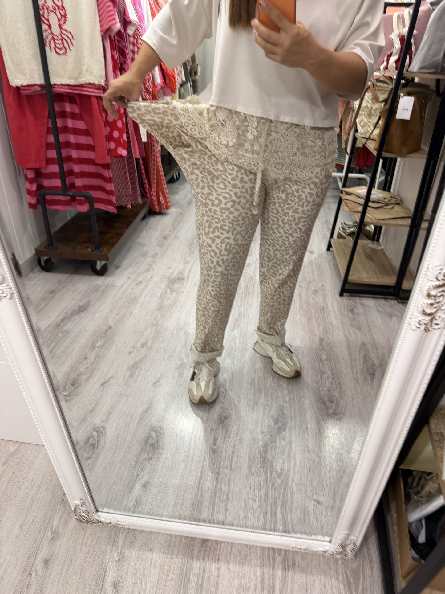 Pantalón animal print elástico beige