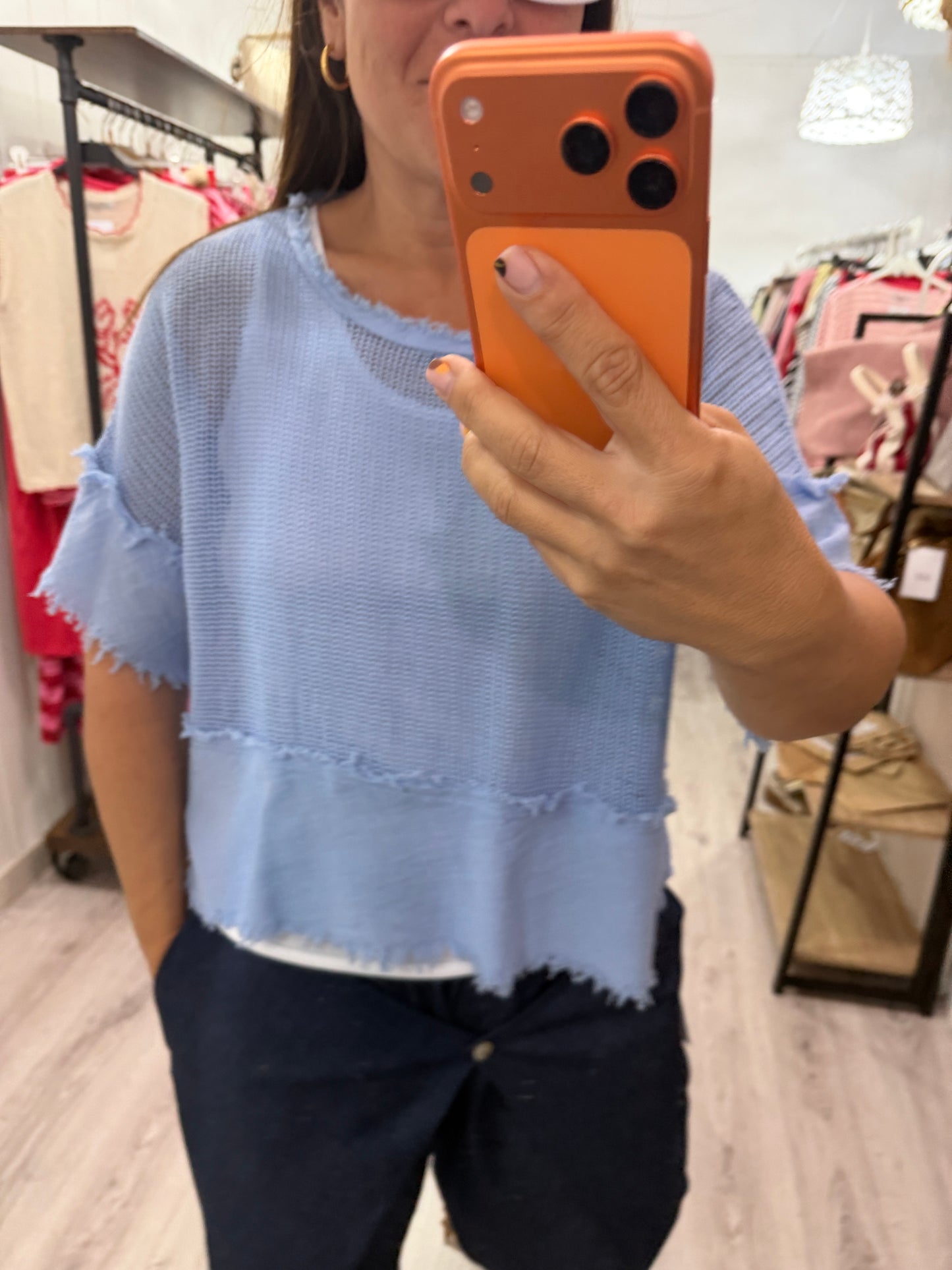 Camiseta Rejilla doble azul cielo · incluye básica tirantes blanca