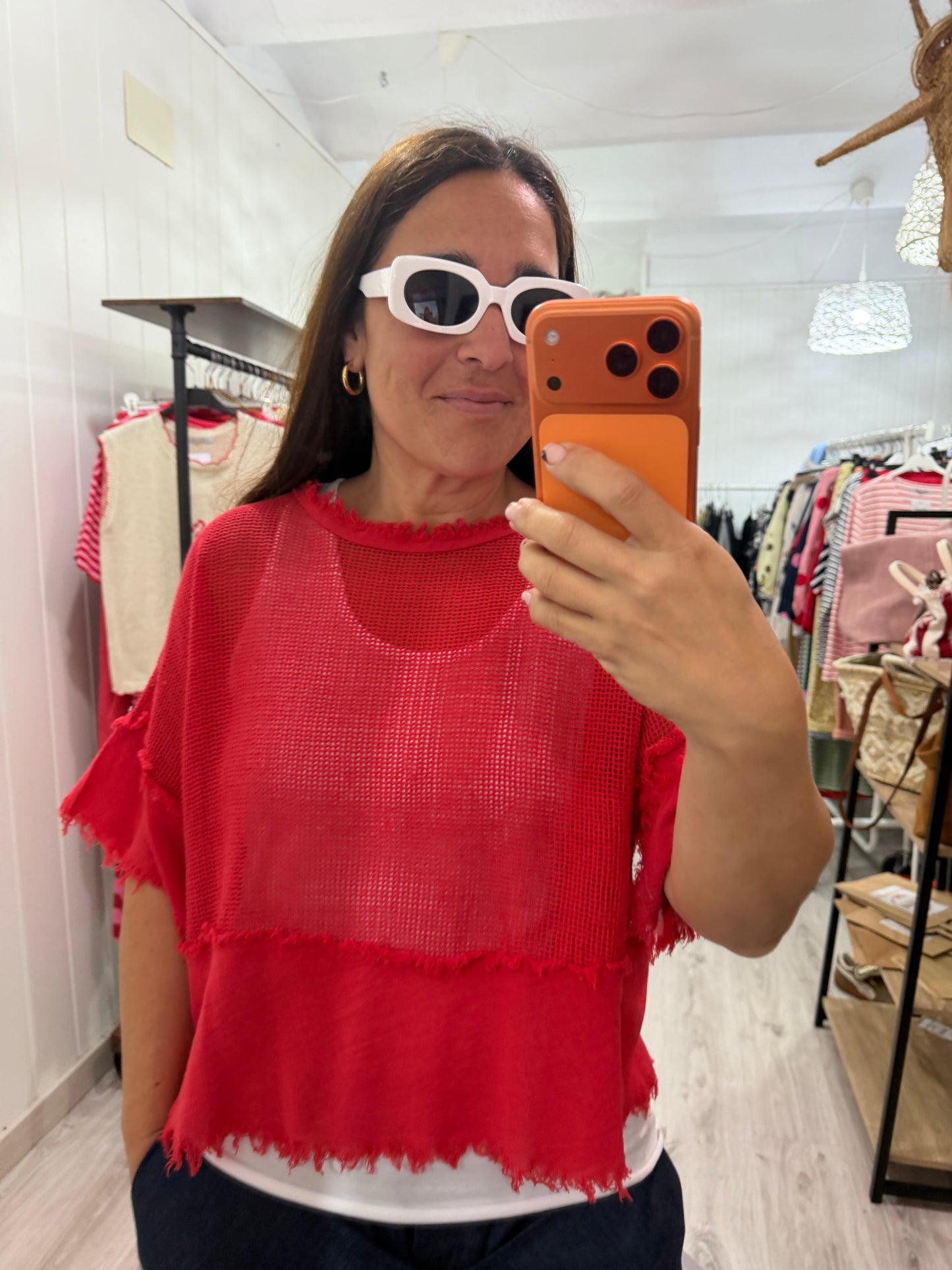 Camiseta Rejilla doble rojo · incluye básica tirantes blanca