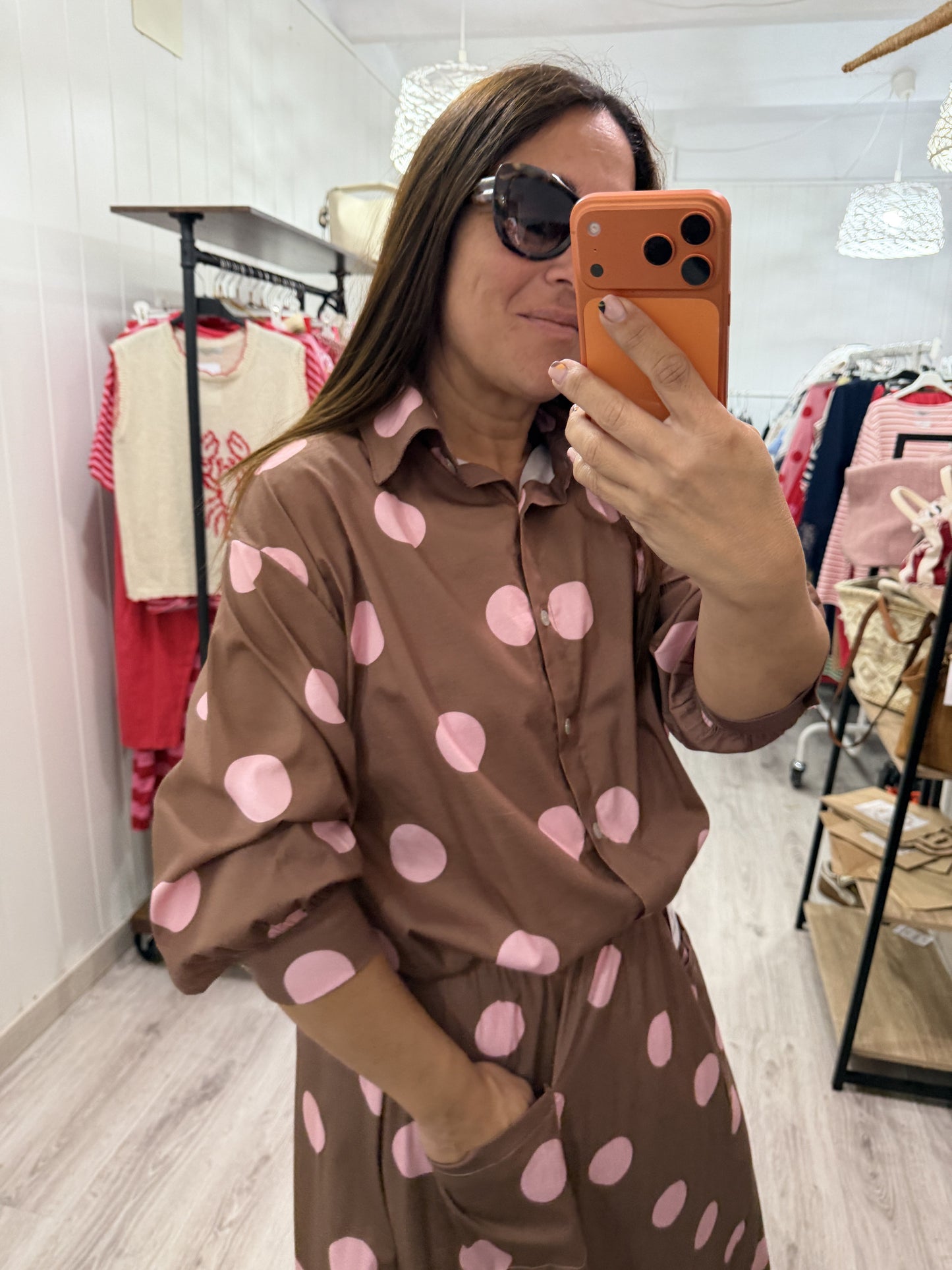 Camisa Caetana topos chocolate y rosa