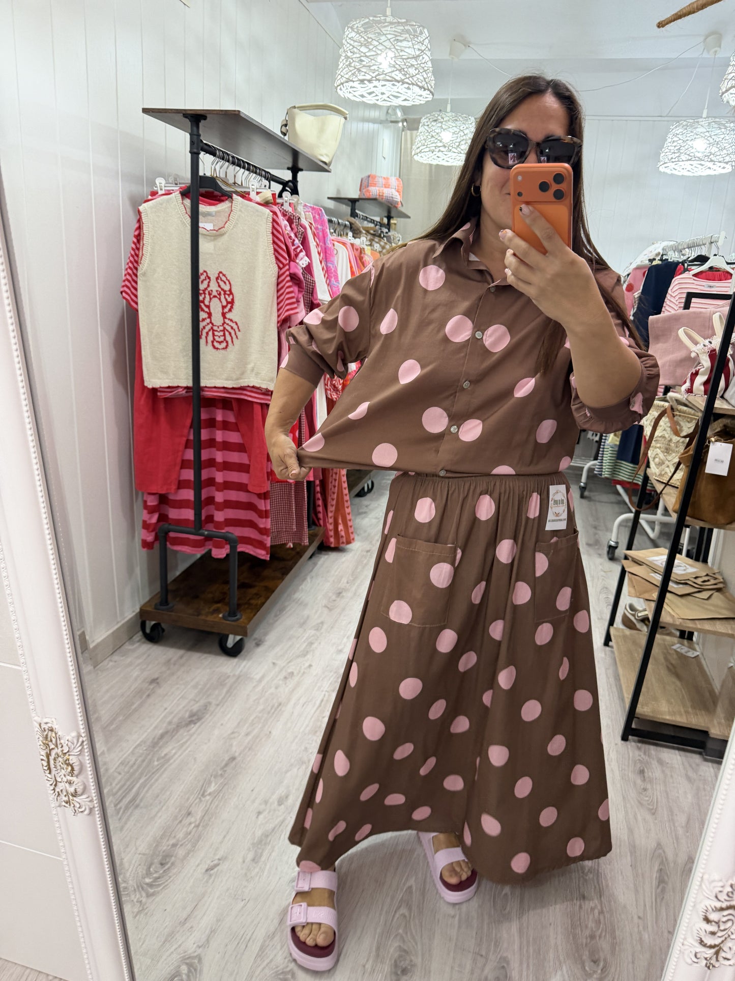 Camisa Caetana topos chocolate y rosa