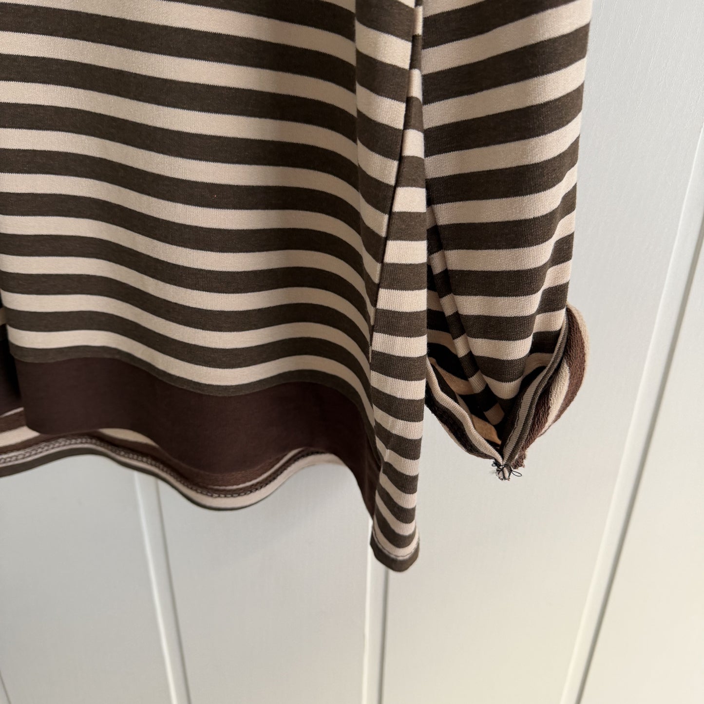 Camiseta Navy Ainara beige y chocolate