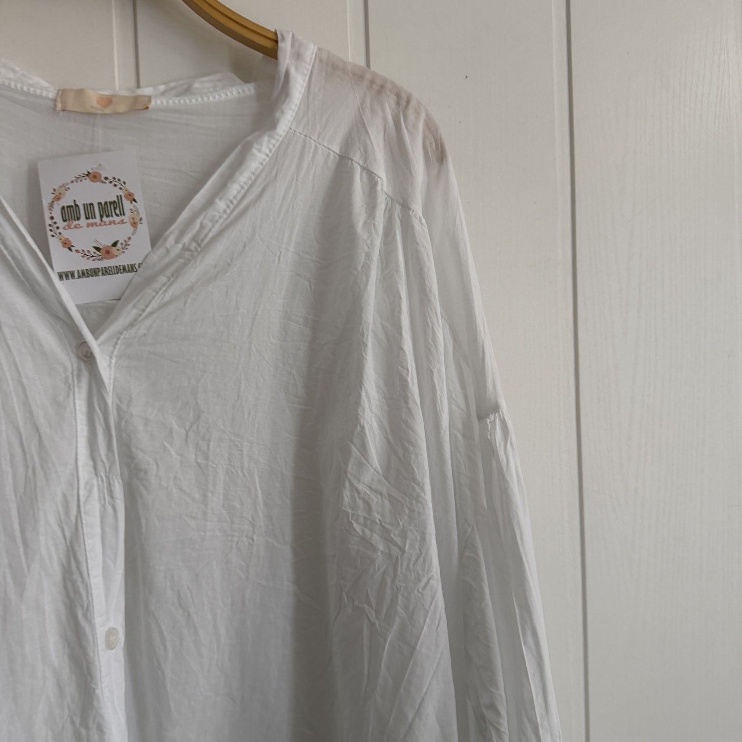 Blusón oversize cuello pico blanco
