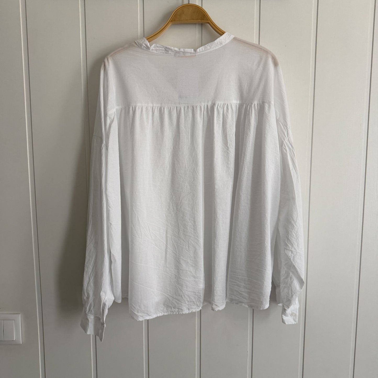 Blusón oversize cuello pico blanco