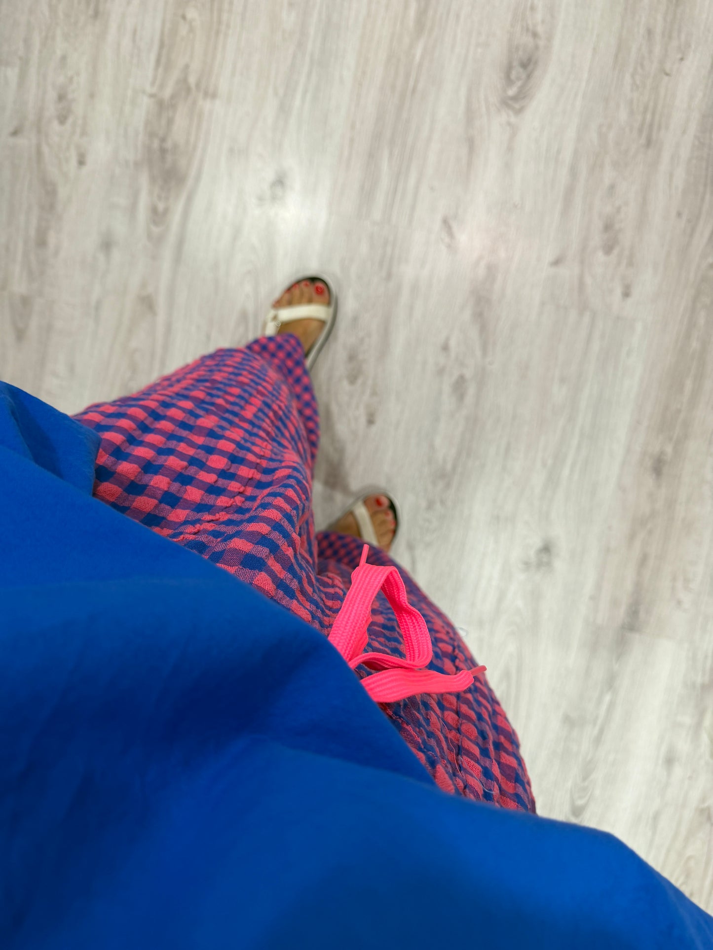Pantalón vichy fluor fucsia y azul klein