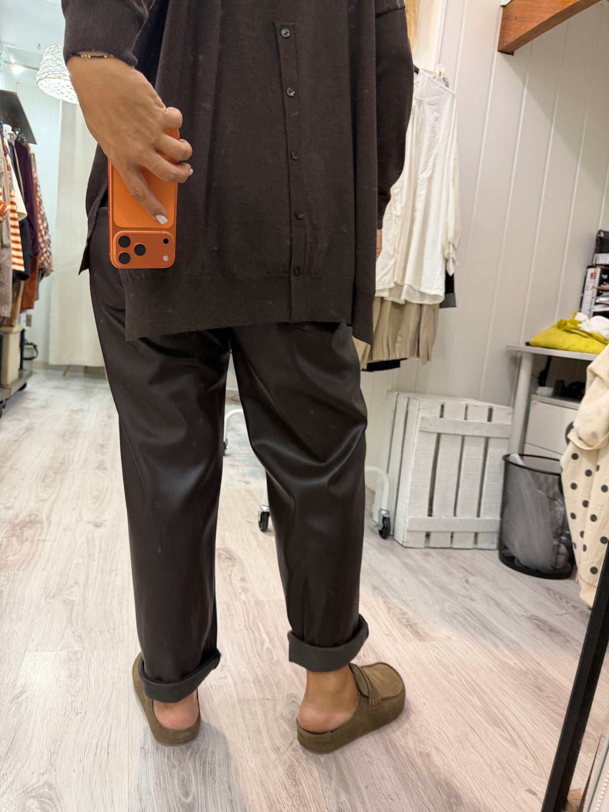 Pantalón Eva ecopiel chocolate