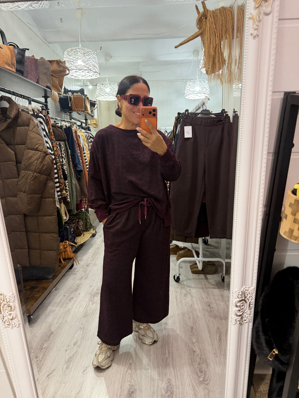 Conjunto Jogger animal print burdeos