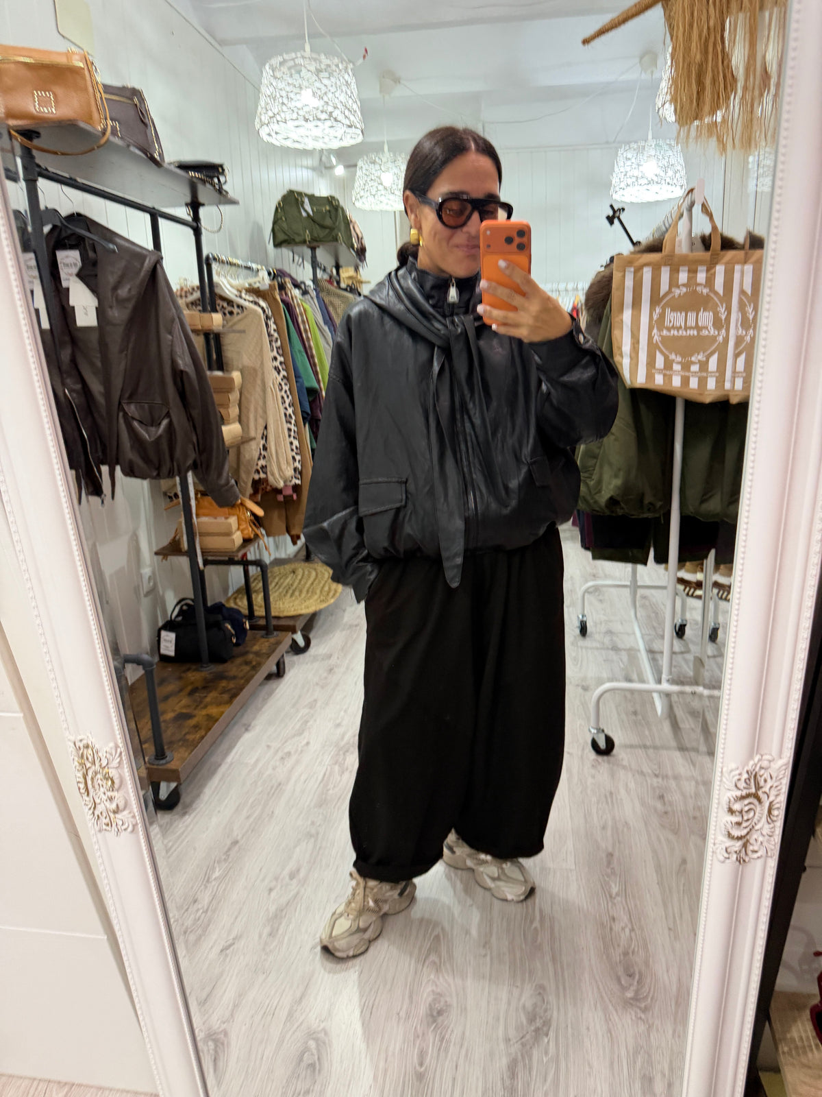 CHAQUETA ARI ECOPIEL CAPUCHA LAZADA EXTRAÍBLE NEGRO