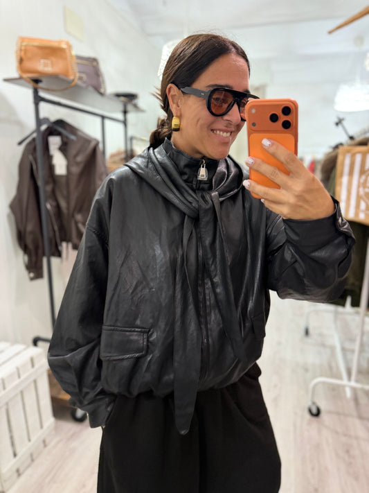 Chaqueta Ari ecopiel capucha lazada extraíble negro