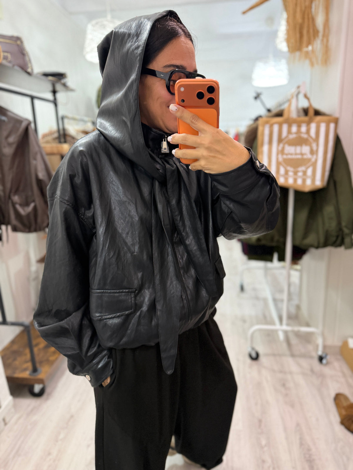 CHAQUETA ARI ECOPIEL CAPUCHA LAZADA EXTRAÍBLE NEGRO