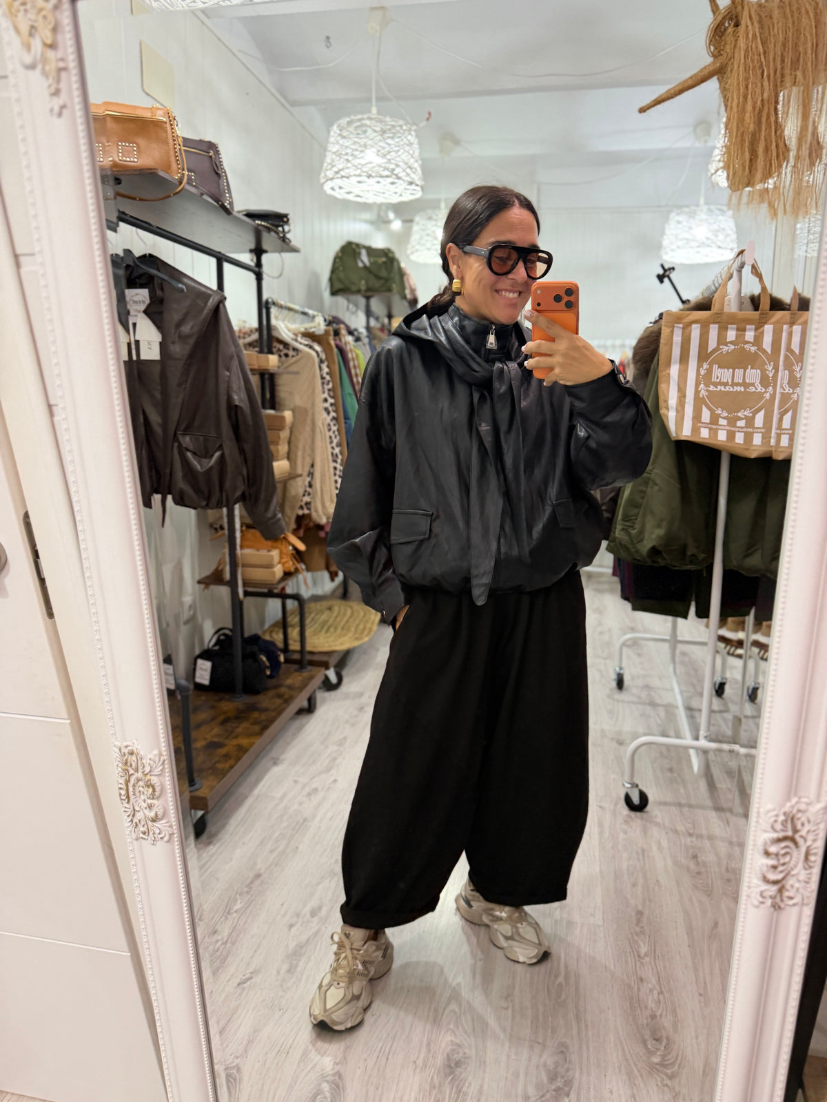CHAQUETA ARI ECOPIEL CAPUCHA LAZADA EXTRAÍBLE NEGRO