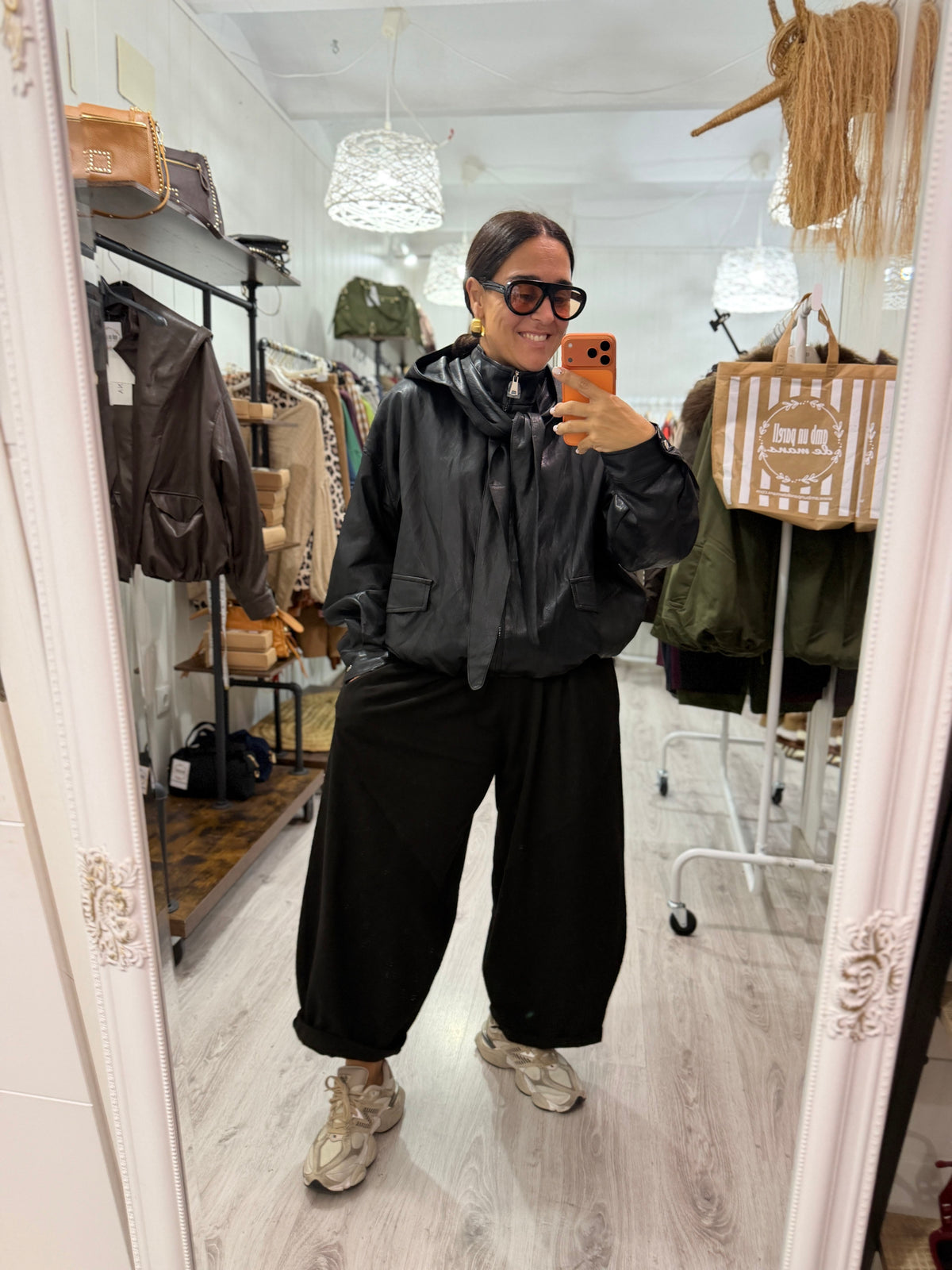 CHAQUETA ARI ECOPIEL CAPUCHA LAZADA EXTRAÍBLE NEGRO