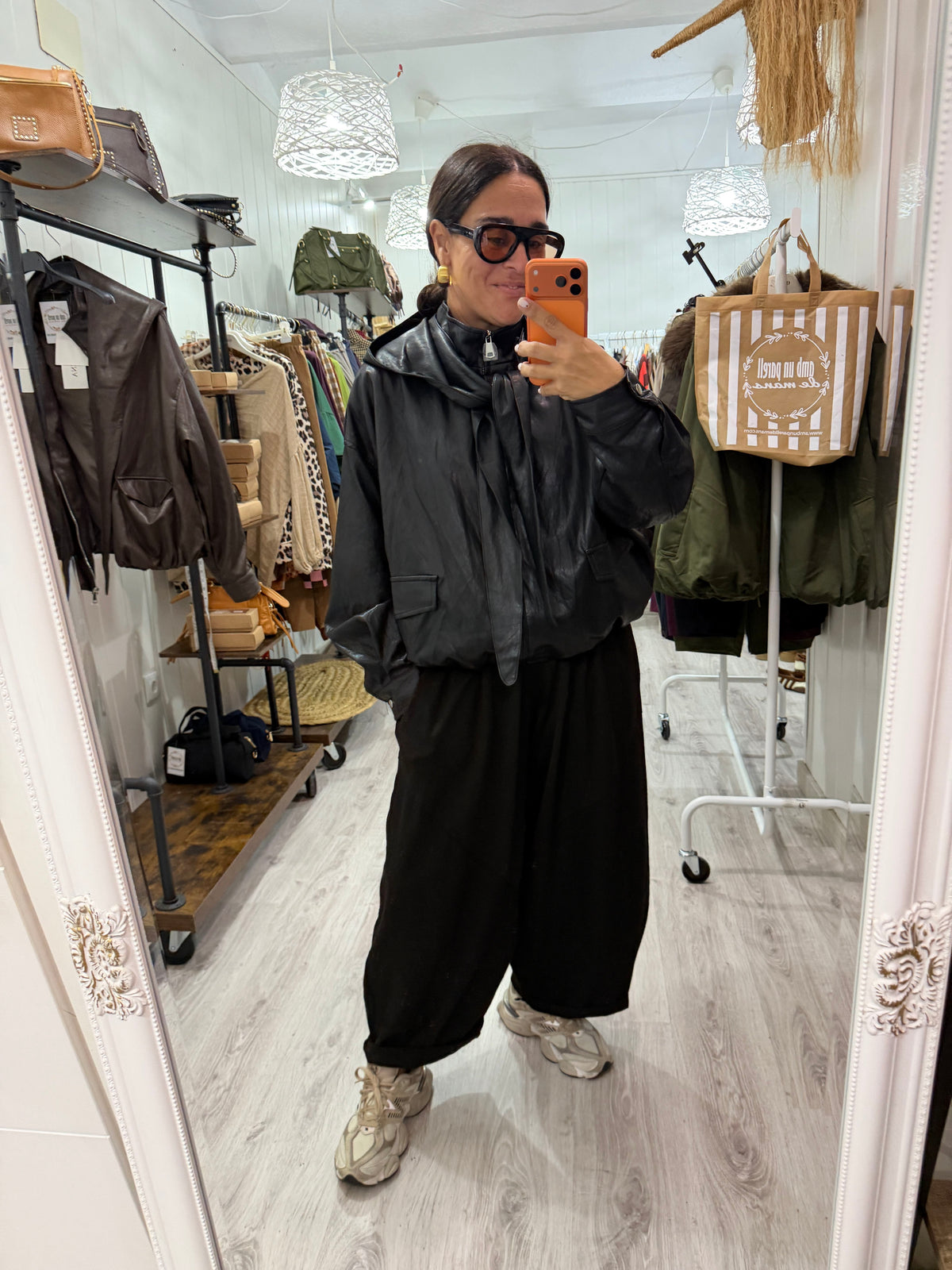 CHAQUETA ARI ECOPIEL CAPUCHA LAZADA EXTRAÍBLE NEGRO