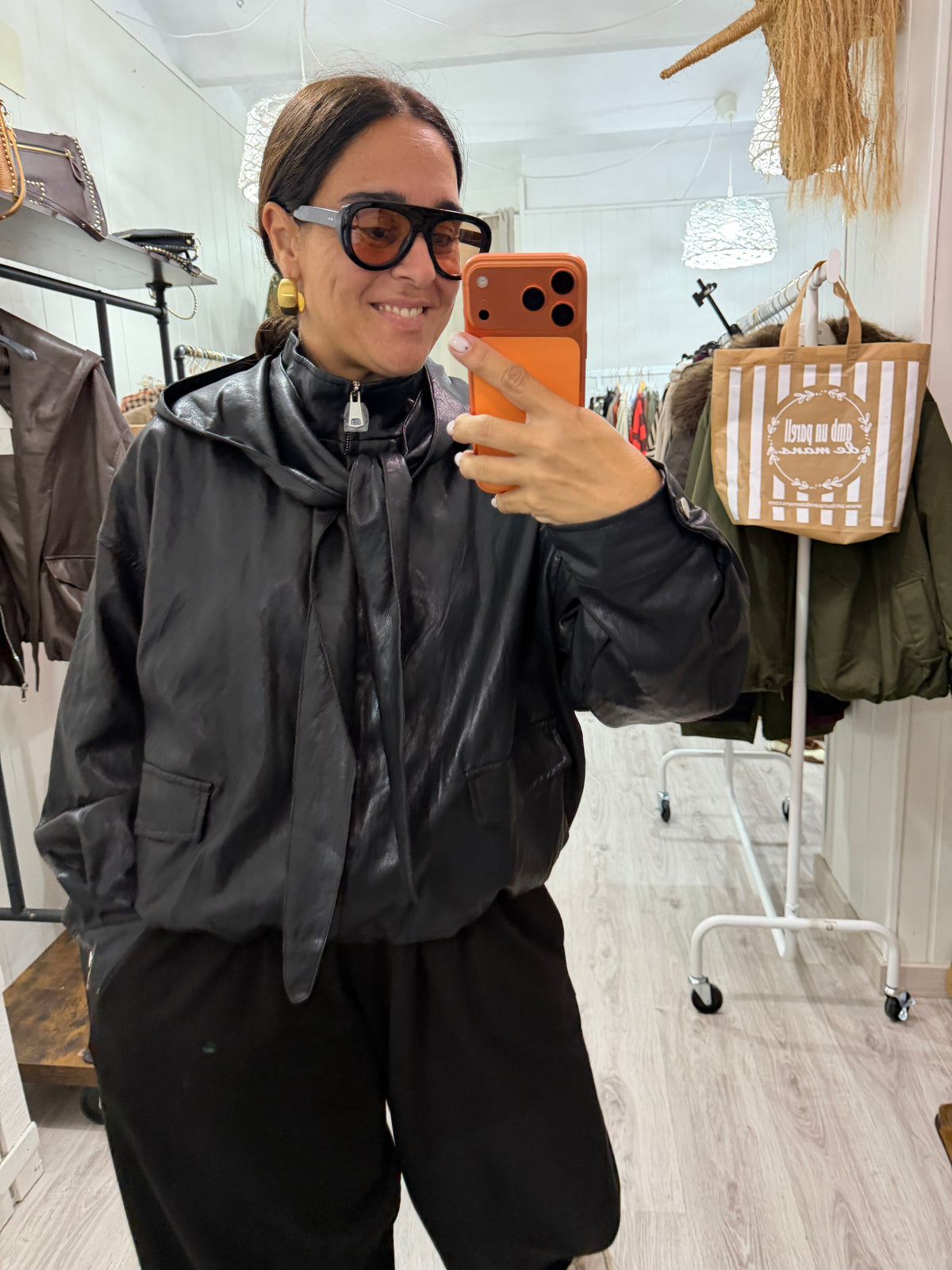 CHAQUETA ARI ECOPIEL CAPUCHA LAZADA EXTRAÍBLE NEGRO