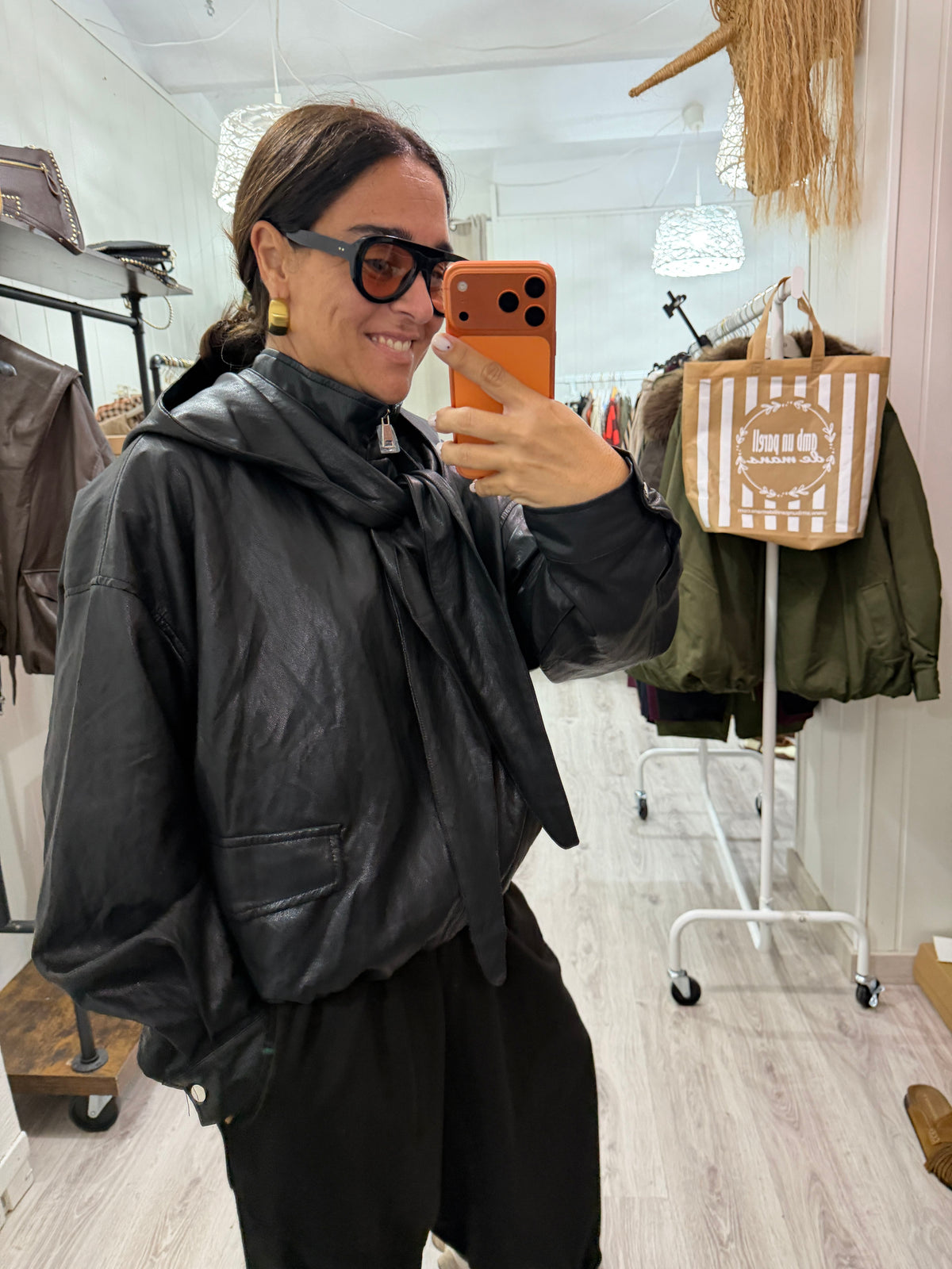 CHAQUETA ARI ECOPIEL CAPUCHA LAZADA EXTRAÍBLE NEGRO